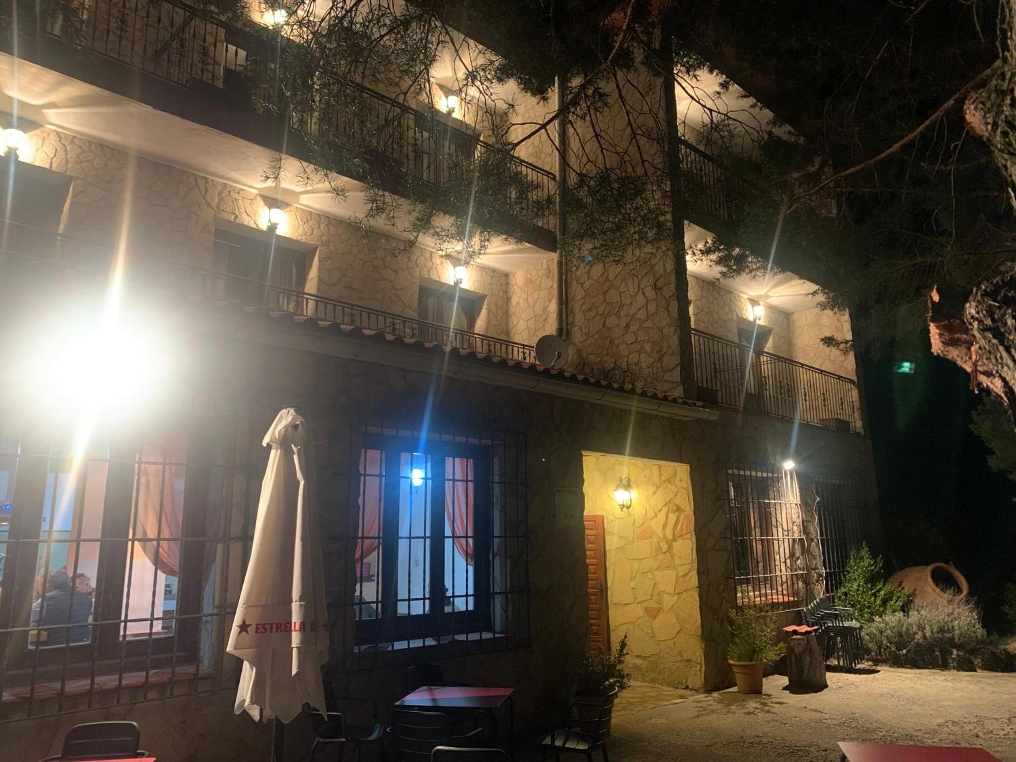 Hotel Restaurante Rio Cuervo Vega del Cadorno 外观 照片