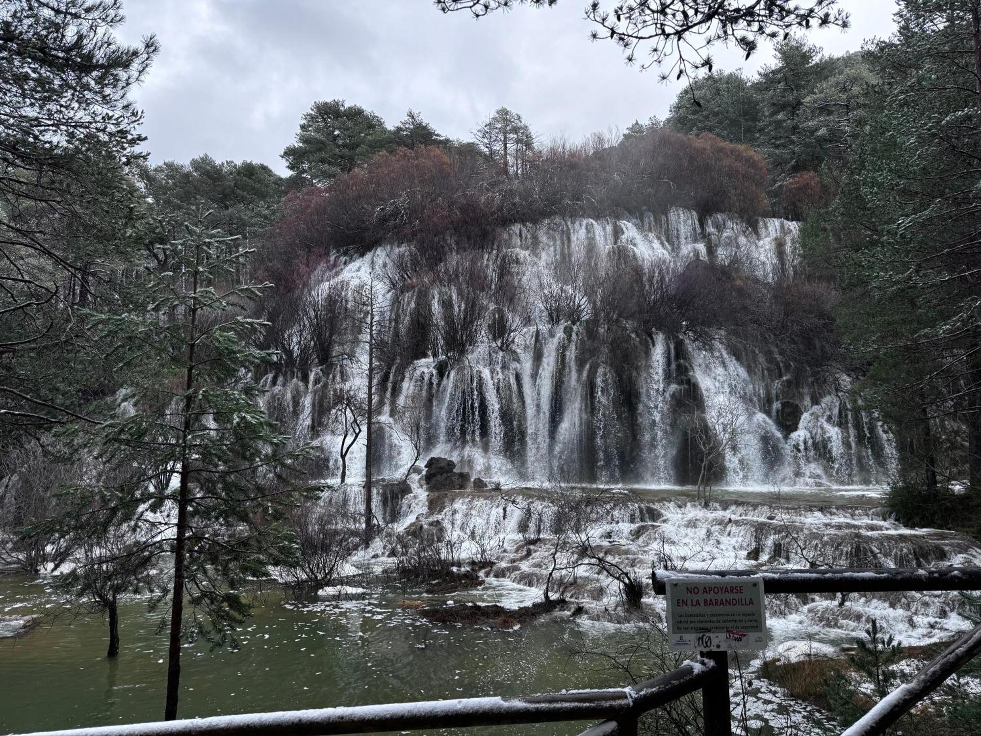 Hotel Restaurante Rio Cuervo Vega del Cadorno 外观 照片
